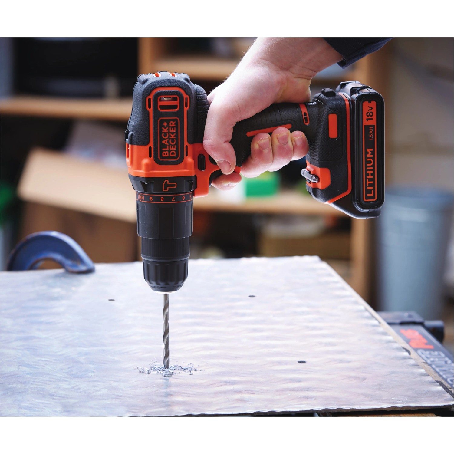 Avvitatore a percussione Black+Decker BDCHD18K che fora il metallo.