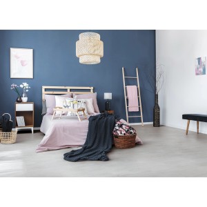 Pavimento/piastrelle chiare in camera da letto con letto, scala e decorazioni.