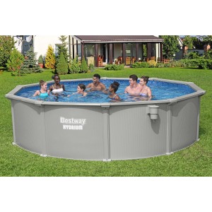 Otto persone nella piscina Bestway Hydrium in giardino. Piscina con pareti in acciaio per il divertimento estivo.