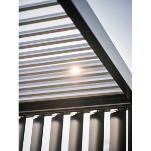 Pannello laterale a lamelle Biohort in grigio quarzo metallizzato per pergola, dettaglio delle lamelle.