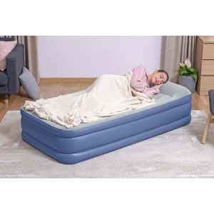 Materasso ad aria blu con persona che dorme e coperta. Ideale per il campeggio.