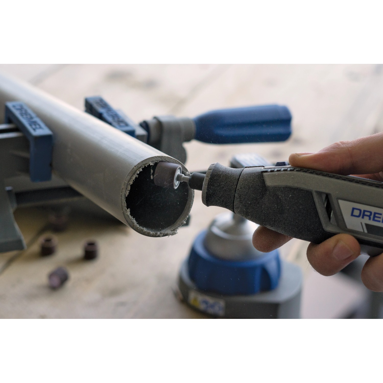 Miniutensile Dremel Lite 7760-15 che leviga un tubo.