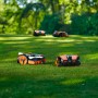Diversi robot tagliaerba Worx Landroid Vision M600 su un prato in giardino.