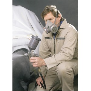 Uomo con respiratore e pistola a spruzzo. Cartuccia filtro LUX A1B1E1K1 per protezione respiratoria.