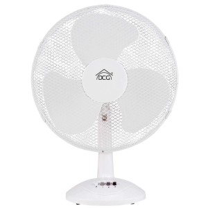 Ventilatore da tavolo bianco con tre velocità per una brezza piacevole.