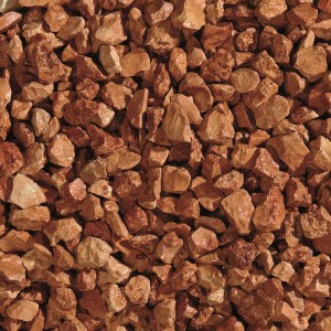 Primo piano di ciottoli/ghiaia decorativa t.b.t. rossastra per giardino e paesaggistica.