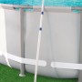 Asta telescopica Bestway Flowclear vicino alla piscina, estensibile fino a 3,6 m, per accessori di pulizia.