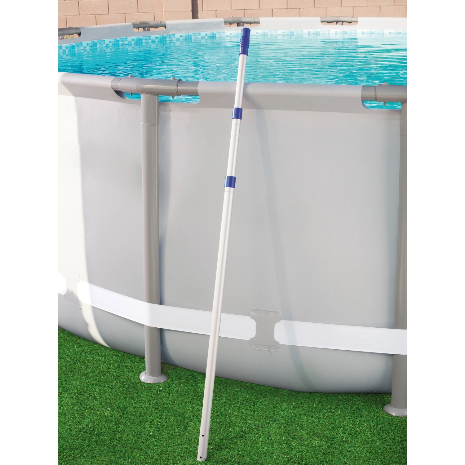Asta telescopica Bestway Flowclear vicino alla piscina, estensibile fino a 3,6 m, per accessori di pulizia.