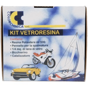 Confezione di un kit di riparazione in vetroresina con resina poliestere, pennello, stuoia in fibra di vetro e indurente.