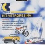 Confezione di un kit di riparazione in vetroresina con resina poliestere, pennello, stuoia in fibra di vetro e indurente.