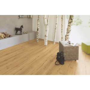 Laminato Kaindl Excellent 8 mm impermeabile Quercia Severina posato in un moderno soggiorno con tronchi di betulla.