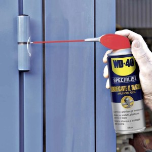 Spray al silicone WD-40 per lubrificare le cerniere delle porte. Lubrificanti per il fai da te.