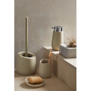Set bagno beige: dispenser sapone, spazzola, bicchiere e portasapone.