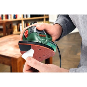 Bosch multi-levigatrice PSM Primo in azione: levigatrice maneggevole per superfici e angoli.