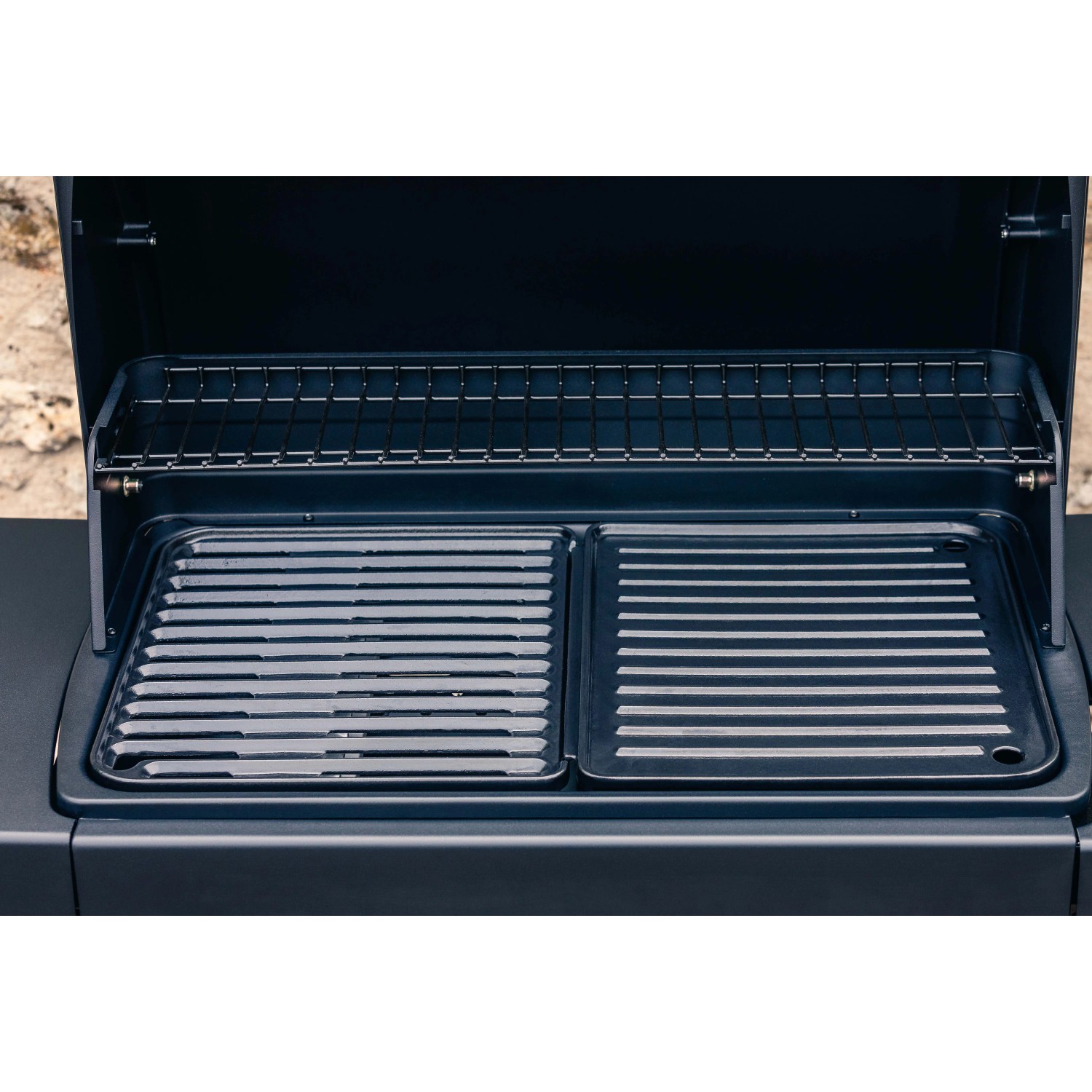 Dettaglio del barbecue a gas t.b.t. con griglia e scaldavivande.