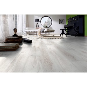 Pavimento laminato chiaro in un soggiorno con mobili e decorazioni.