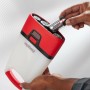 Batteria Energizer Max D Mono inserita in una lanterna rossa.