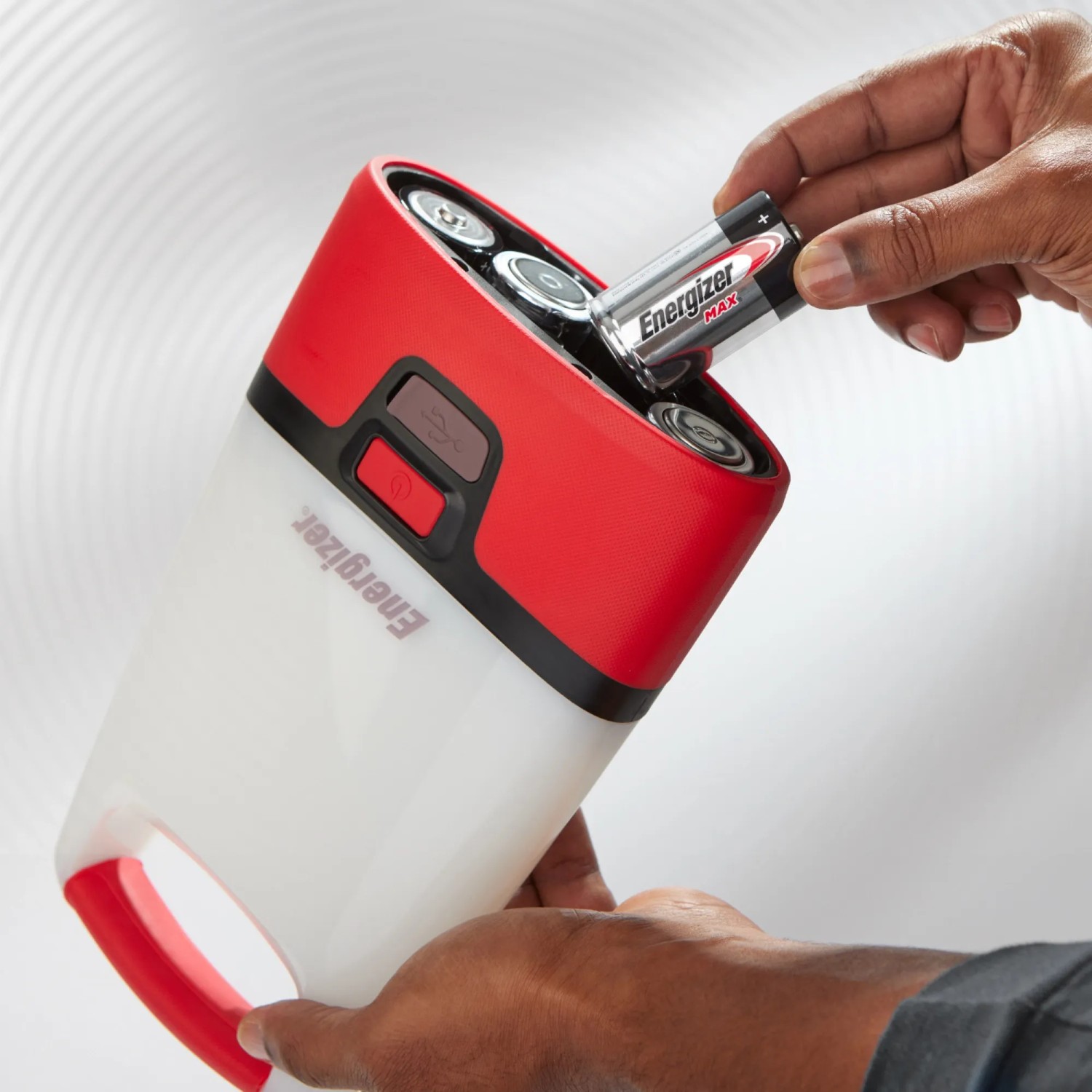 Batteria Energizer Max D Mono inserita in una lanterna rossa.