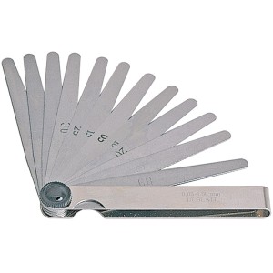 Spessimetro: strumento di misura con lame multiple di diverso spessore.