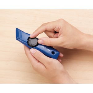Coltello universale LUX Classic blu con rotella di regolazione in mano, adatto per tagliare la moquette.