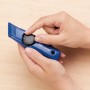 Coltello universale LUX Classic blu con rotella di regolazione in mano, adatto per tagliare la moquette.