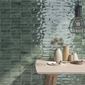Piastrelle da parete verdi t.b.t. come elegante rivestimento murale nella zona pranzo.