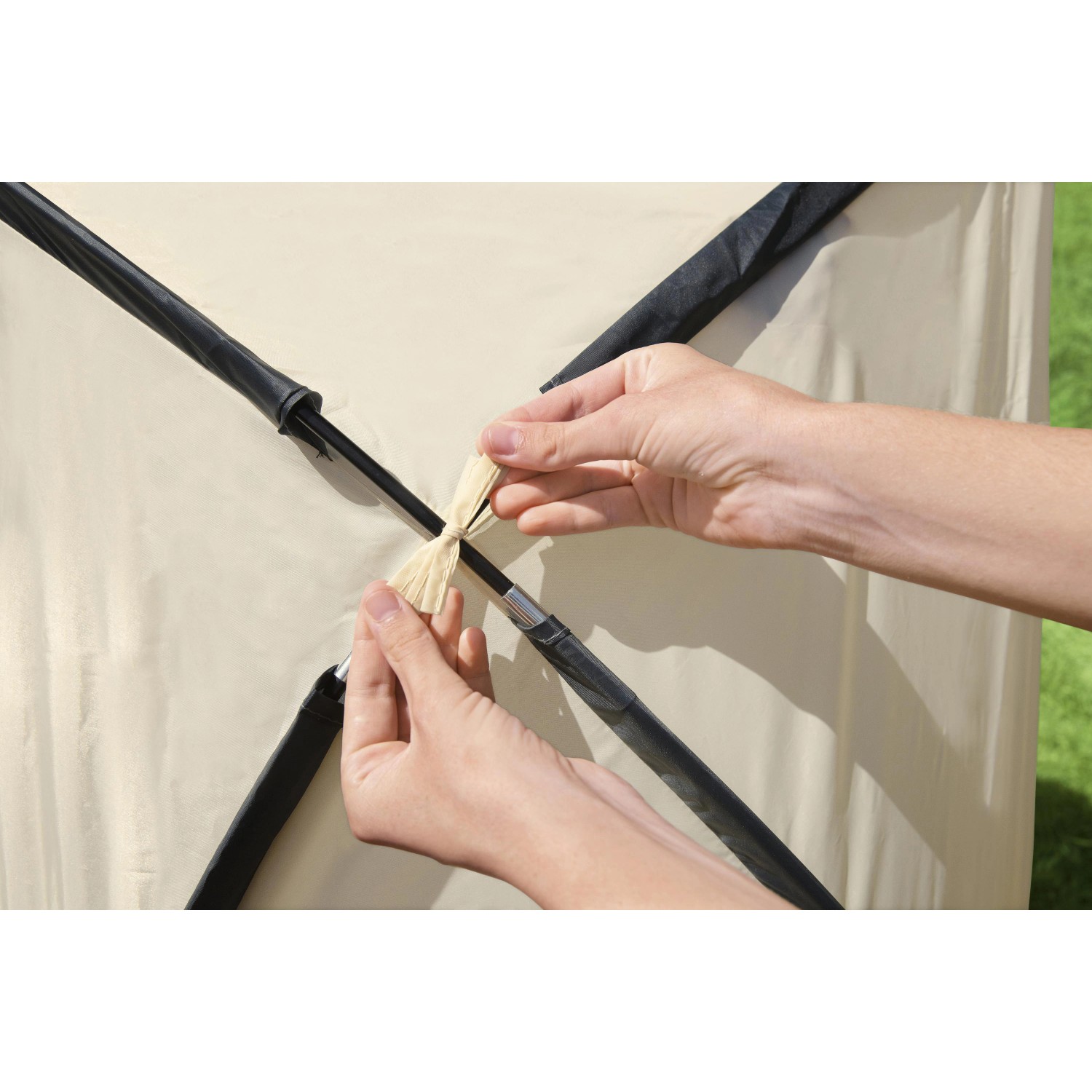 Dettaglio: Montaggio del tetto parasole Bestway LAY-Z-SPA con lacci.