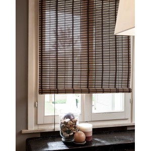Tenda a rullo in bambù marrone alla finestra per privacy e protezione solare.