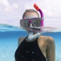 Donna con maschera da sub e boccaglio in mare. Accessori per sport acquatici.