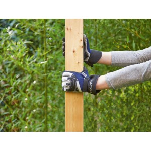 Mani con guanti da lavoro LUX-TOOLS Soft Protect Plus Gr. 8 che tengono un palo di legno in giardino.
