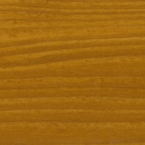 Primo piano: Legno trattato con impregnante, colore marrone dorato.