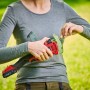 Donna utilizza il potatore a batteria t.b.t. in giardino.