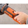 Smerigliatrice angolare a batteria Black+Decker 18V in azione: mano che aziona l'interruttore.