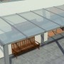 Copertura per patio con lastre di plastica trasparenti e panca. Coperture plastiche e lastre alveolari.