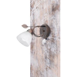 Lampada da parete Traditio in ruggine anticato con paralume bianco e pendente in cristallo.