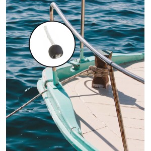 Dettaglio di una barca con ringhiera e accessori nautici.