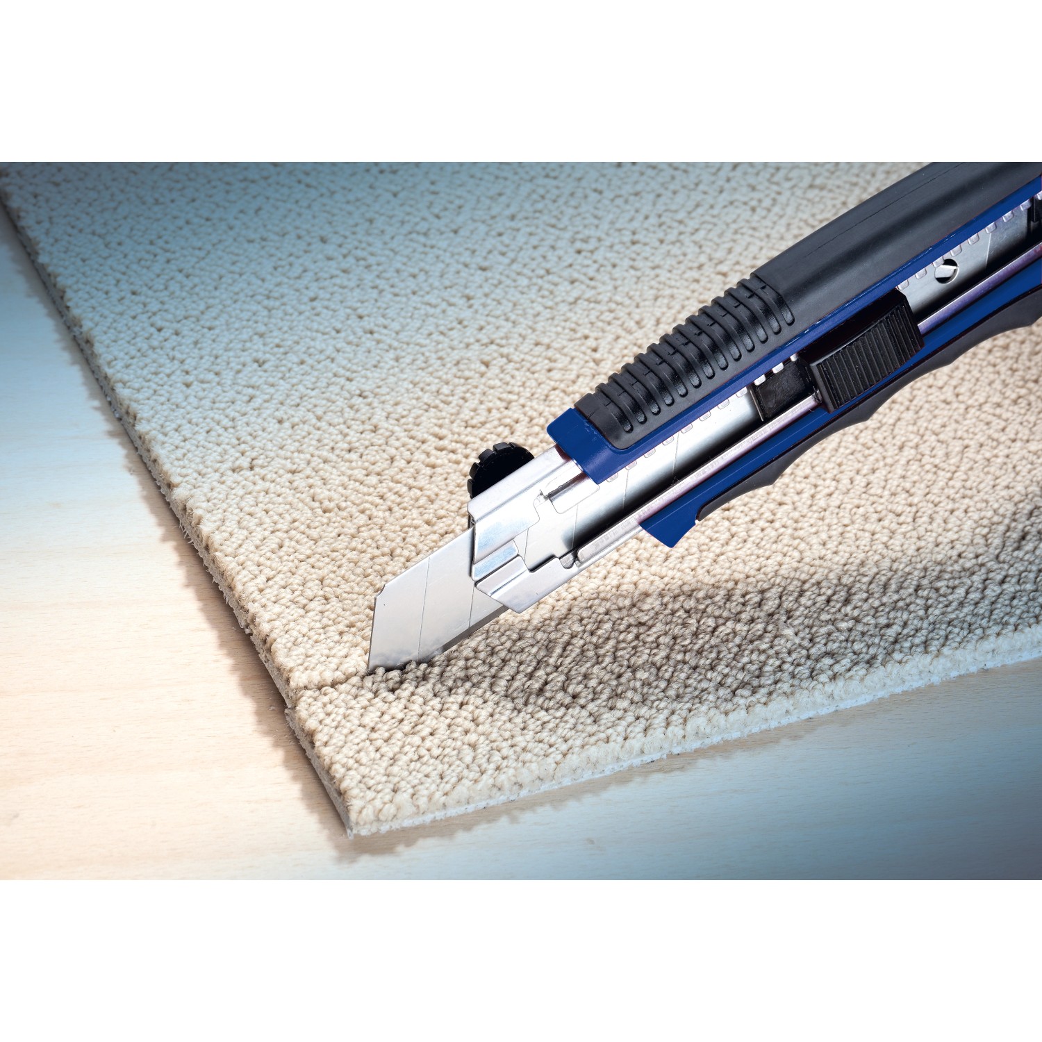 Cutter LUX Comfort 25 mm taglia moquette. Coltello con impugnatura ergonomica e lama extra larga.