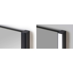 Dettaglio dello specchio t.b.t. con cornice nera e illuminata.