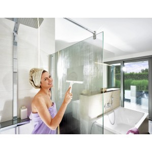 Donna pulisce il box doccia con il tergivetro Leifheit Cabino. Accessorio bagno per superfici lisce.