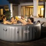 Bestway LAY-Z-SPA Santorini idromassaggio con persone che brindano. Piscina gonfiabile fino a 7 persone.
