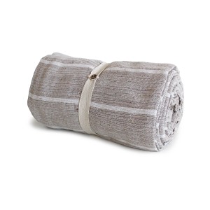 Copricuscino t.b.t. arrotolato e rigato con fascia e bottone.