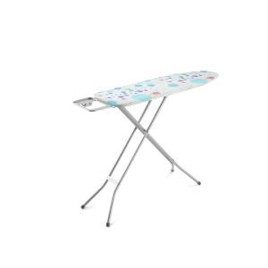 Asse da stiro con motivo colorato e ripiano per ferro da stiro.