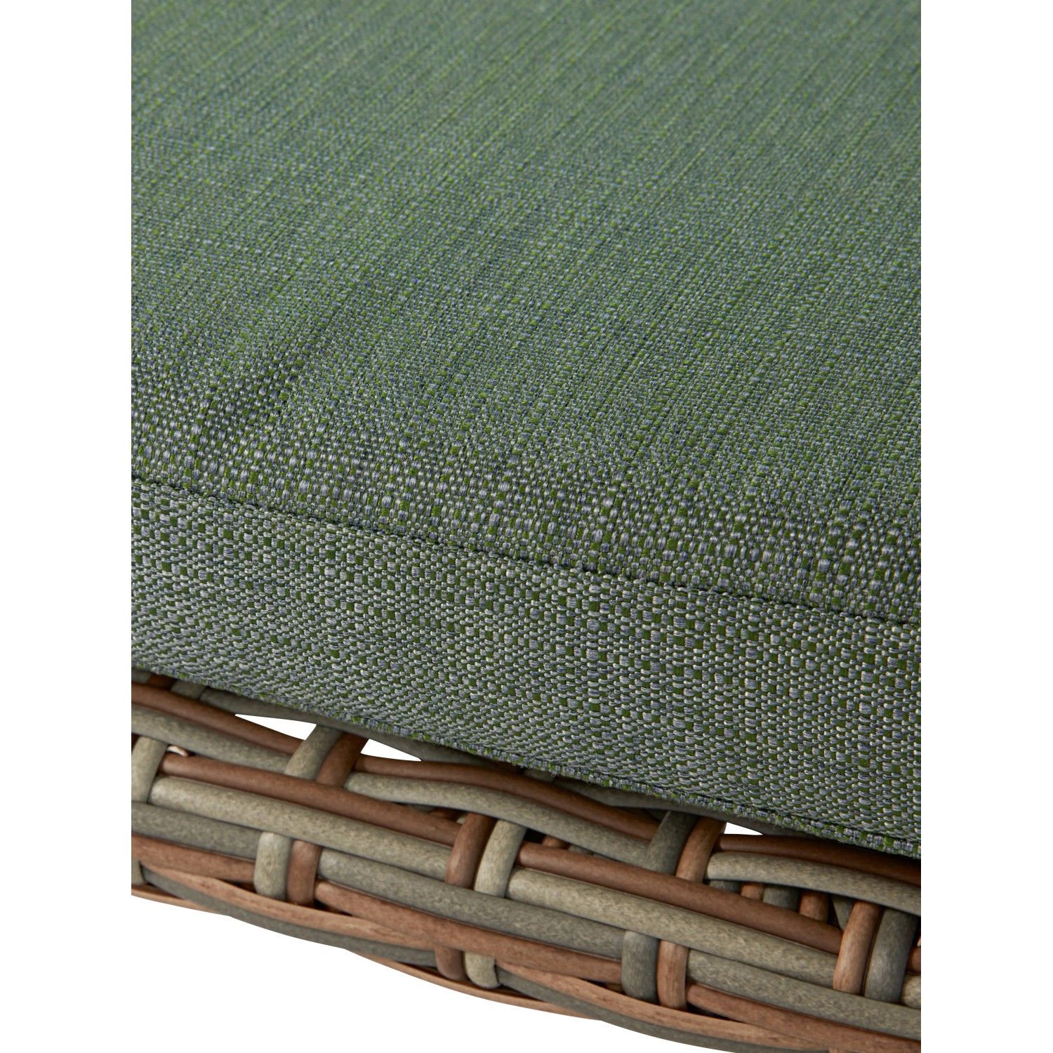 Dettaglio: cuscino verde su sedia in polyrattan del set mobili da balcone Aliceville.