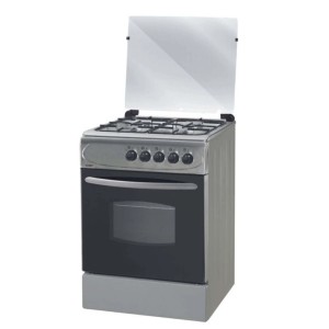 Cucina a gas indipendente argentata con porta del forno nera e coperchio in vetro. Cucina completa.