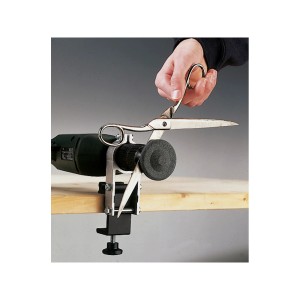 Affilacoltelli e forbici LUX in uso con un trapano per affilare le forbici.