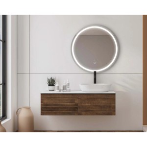 Specchio LED rotondo sopra mobile bagno con mobile in legno.