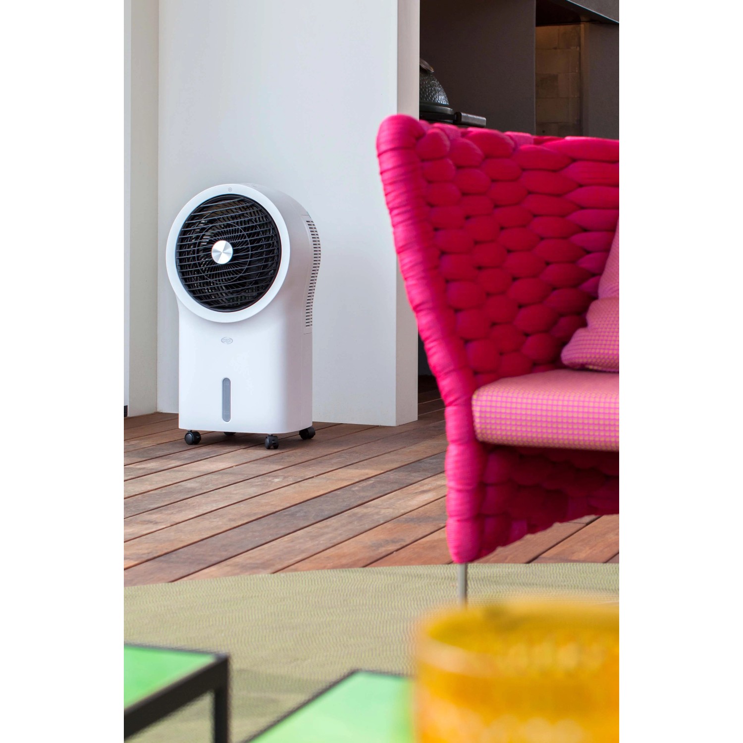 Ventilatore t.b.t. bianco mobile dal design moderno per interni.
