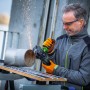 Uomo che smeriglia tubo di metallo con smerigliatrice angolare a batteria LUX A-WS-20/115. Scintille.