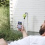 Uomo controlla l'irrigazione con l'app. t.b.t. dalla categoria Programmatori.