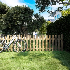 Recinzione da giardino in legno con bicicletta. Idea decorativa per recinzioni da giardino.